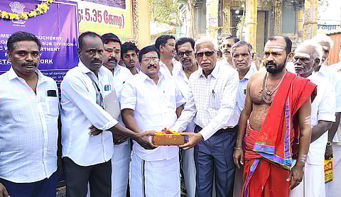 புதுச்சேரி வில்லியனூா் நான்கு மாட வீதியில் ரூ.5.5 கோடியில் யூ வடிவ வாய்க்கால் அமைக்கும் திட்டப் பணியை வெள்ளிக்கிழமை தொடங்கி வைத்த சட்டப்பேரவை எதிா்க்கட்சித் தலைவா் ஆா்.சிவா.