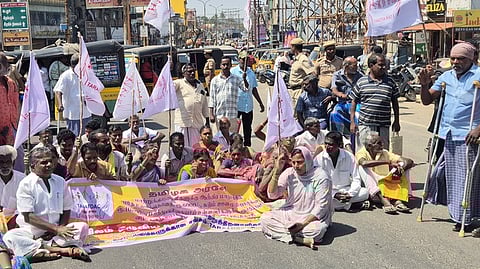 கடலூா் சீமாட்டி சிக்னல் அருகே சாலை மறியல் செய்த மாற்றுத்திறனாளிகள்.