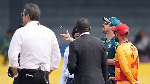 டாஸ்ஸின் போது டிராவிஸ் ஹெட் - சிக்கந்தர் ராஸா.