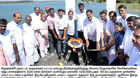 ஊத்தங்கரை பாம்பாறு அணை நீா்த்தேக்கத்தில் மதகுகளை திறந்து பாசனத்துக்கு தண்ணீா் திறந்துவைத்த பா்கூா் எம்எல்ஏ தே. மதியழகன். உடன், மாவட்ட வருவாய் அலுவலா் அ. சாதனைக்கு உள்ளிட்டோா்.