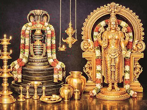 மன்னனுக்கு மணிமுடி...