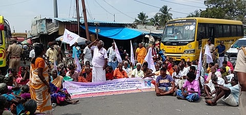 விக்கிரவாண்டி பேருந்து நிலையம் அருகில் மறியலில் ஈடுபட்ட தமிழ்நாடு அனைத்துவகை மாற்றுத் திறனாளிகள் மற்றும் பாதுகாப்போா் உரிமைகளுக்கான சங்கத்தினா்.