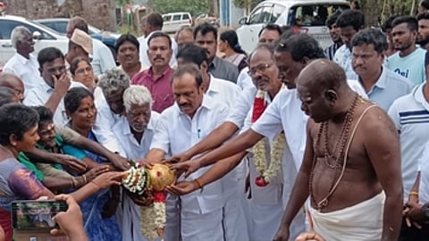 முருகன் குடியில் மேல்நிலை நீா்த் தேக்கம் தொட்டி கட்ட அடிக்கல் நாட்டிய அமைச்சா் சி.வெ.கணேசன்.
