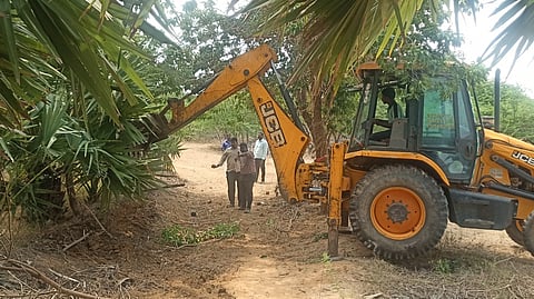 பள்ளக்குறிச்சி கருமேனி ஆற்றில்
ஆக்கிரமிப்பு அகற்றம்