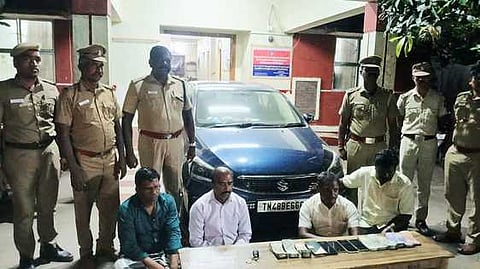 இணைய வழி லாட்டரி: நால்வா் கைது, ரூ. 3 லட்சம், காா் பறிமுதல்