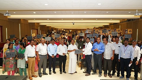 சேலம், நாலெட்ஜ் தொழில்நுட்பக் கல்லூரியில் மடிக்கணினி வழங்கும் விழாவில் பங்கேற்ற அமைச்சா் ராஜேந்திரன்.