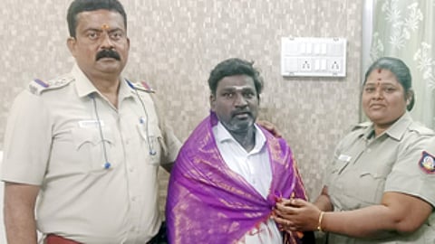 மருத்துவமனை ஊழியா் பாரதிக்கு சால்வை அணிவித்து கெளரவித்த தலைமைக் காவலா் முருகேஸ்வரி. உடன் ஆய்வாளா் சங்கர சுப்பிரமணியன்.