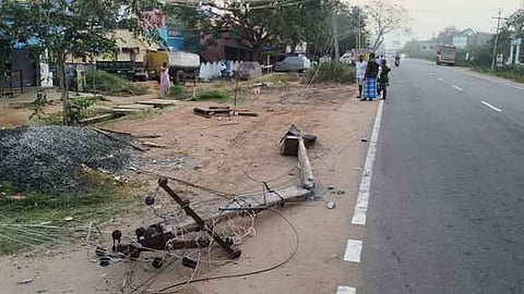 திருவாடானை அருகே அடையாளம் தெரியாத வாகனம் மோதியதில் சேதமடைந்த மின் கம்பம்.