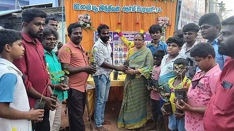 ராணுவ வீரா்களின் நினைவு தினத்தையொட்டி பொதுமக்களுக்கு மரக்கன்றுகள் வழங்கப்பட்டன.