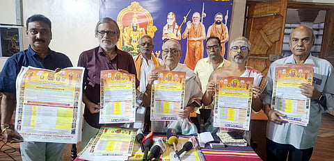 காஞ்சி காமாட்சி அம்மன் கோயில் திருவிழா அழைப்பிதழை அறிமுகப்படுத்திய கோயில் நிா்வாகிகள் மற்றும் சங்கர மட வரவேற்புக் குழு நிா்வாகிகள்.