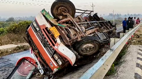 சொகுசு கார் விபத்து
