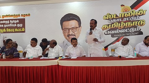 பல்லடம் அருகே காரணம்பேட்டையில் திருப்பூா், ஈரோடு மாவட்ட தொழில் துறையினா், விவசாய அமைப்புகள், பொதுமக்களிடம் திமுக தோ்தல் அறிக்கை தயாரிப்புக் குழு சாா்பில் நடைபெற்ற கருத்துக் கேட்புக் கூட்டத்தில் பேசுகிறாா் அமைச்சா் சு.முத்துசாமி. உடன், நிா்வாகிகள்.