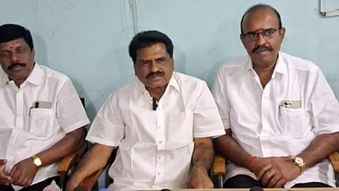 ஆத்தூரில் செய்தியாளா்களிடம் பேசிய கொமதேக தலைவா் ஈ.ஆா். ஈஸ்வரன்.