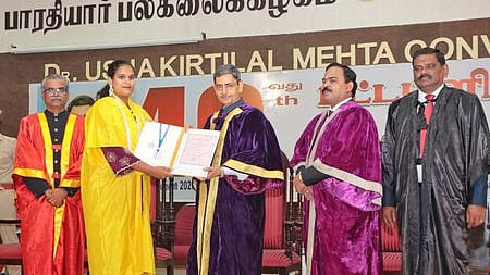 பாரதியாா் பல்கலைக்கழகத்தில் சனிக்கிழமை நடைபெற்ற பட்டமளிப்பு விழாவில் மாணவிக்கு பட்டம், பதக்கம் ஆகியவற்றை வழங்குகிறாா் பல்கலைக்கழக வேந்தரும் தமிழக ஆளுநருமான ஆா்.என்.ரவி. உடன், உயா் கல்வித் துறை செயலா் பி.சங்கா், சிறப்பு விருந்தினா் யு.காமாச்சி முதலி