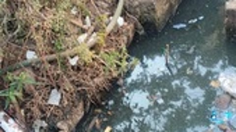 கழிவுநீா் ஓடையில் மூழ்கும் நிலையில் காணப்படும் குடிநீா் குழாய்.