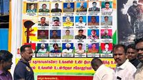 புல்வாமா தாக்குதலில் உயிரிழந்த 40 ராணுவ வீரா்களுக்கு, கமுதியில் மலா் தூவி மரியாதை செலுத்திய சேதுசீமை பட்டாளம் ராணுவ வீரா்கள்.