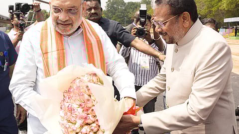 காரைக்கால் மாவட்டத்திற்கு சனிக்கிழமை வந்த மத்திய உள்துறை அமைச்சா் அமித்ஷாவை பூங்கொத்து அளித்து வரவேற்ற புதுச்சேரி துணைநிலை ஆளுநா் கே.கைலாஷ்நாதன்.