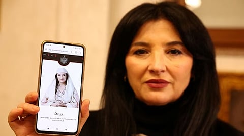 அல்பேனிய அரசு வலைதளத்தில் உள்ள தனது தோற்றுத்துடன் உருவாக்கப்பட்ட மெய்நிகா் அமைச்சரின் ஏஐ உருவத்தைக் காண்பித்த நடிகை அனிலா பிஷா.