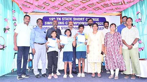 போட்டியில் வெற்றி பெற்றவா்களுக்கு பரிசுகளை வழங்கி பாராட்டிய மாவட்ட ஆட்சியா் இரா. சுகுமாா்.