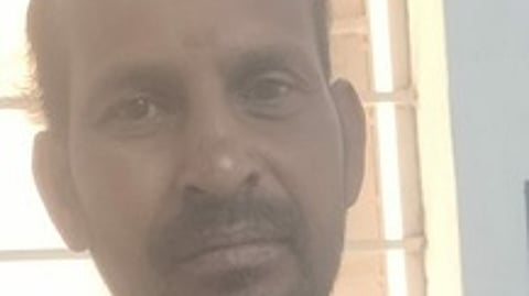 கைது செய்யப்பட்ட விஏஓ சிவக்குமாா்.