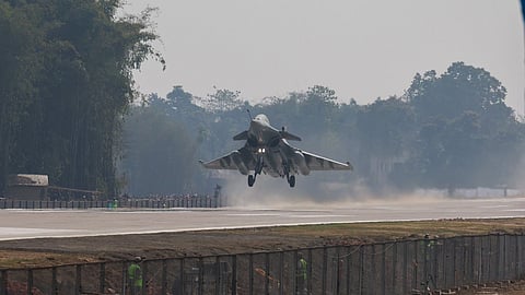 திப்ரூகா் தேசிய நெடுஞ்சாலையில் அமைக்கப்பட்டுள்ள ஓடுபாதையில் தரையிறங்கிய ராணுவப் போக்குவரத்து விமானமான சி-130ஜே.
