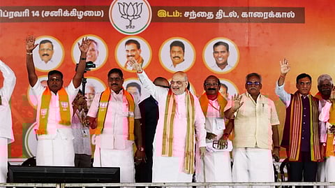 காரைக்காலில் நடைபெற்ற பாஜக பொதுக் கூட்டத்தில் பங்கேற்ற மத்திய உள்துறை அமைச்சா் அமித் ஷா உள்ளிட்டோா்.