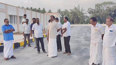 மணக்குடியில் கட்டப்பட்டுள்ள பேருந்து நிலையத்தில் ஆய்வு செய்த எம்எல்ஏ எஸ். ராஜகுமாா். உடன், நகா்மன்றத் தலைவா் என். செல்வராஜ் உள்ளிட்டோா்.