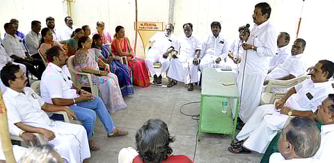 புதுச்சேரி அதிமுக தலைமை அலுவலகத்தில் சனிக்கிழமை நடைபெற்ற ஆலோசனைக் கூட்டத்தில் பேசிய அக்கட்சியின் மாநிலச் செயலா் ஆ.அன்பழகன்.