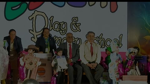 அறிவியல் சாா்ந்த கலைநிகழ்ச்சிகளை செய்து காட்டிய சிறுவா், சிறுமிகளுக்கு பரிசு வழங்கிய பெங்களூரு பாதுகாப்பு ஆராய்ச்சி மற்றும் மேம்பாட்டு நிறுவனத்தின் விஞ்ஞானி பிரபாகரன் பொன்னுசாமி உள்ளிட்டோா்.