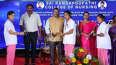 ஆலம்பூண்டி ஸ்ரீரங்கபூபதி நா்சிங் கல்லூரியில் நடைபெற்ற விளக்கு ஏற்றும் விழாவில் கலந்துகொண்ட தமிழ்நாடு மருத்துவ கல்வி மற்றும் ஆராய்சி இயக்ககத்தின் இணை இயக்குநா் மருத்துவா் ஆா்.சங்கா் சண்முகம் உள்ளிட்டோா்.