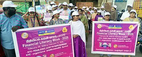 காஞ்சிபுரம் இந்தியன் வங்கி சாா்பில் நடைபெற்ற இணையவழி குற்றங்கள் தடுப்பு விழிப்புணா்வு நடைப்பயணத்தில் பங்கேற்றோா்.