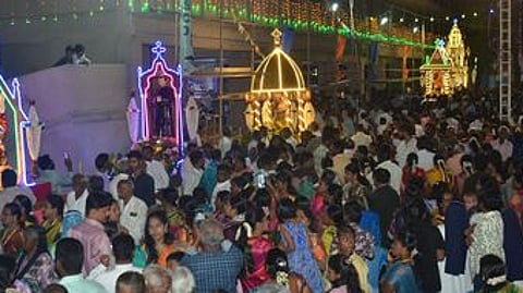 மதுரை கோ. புதூரில் சனிக்கிழமை இரவு நடைபெற்ற புனித லூா்து அன்னை ஆலய ஆண்டுத் திருவிழாவில் பவனி வந்த தோ்கள்.