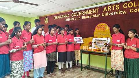 உயிரிழந்த ராணுவ வீரா்களுக்கு அஞ்சலி செலுத்திய மாணவிகள்.