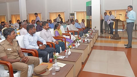 கூட்டத்தில் பேசிய ஆட்சியா் க. இளம்பகவத்.