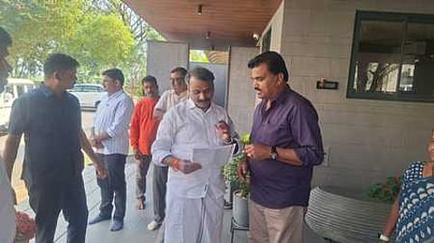 மத்திய இணையமைச்சா் எல்.முருகனிடம் மனு அளித்த குறிச்சி - வெள்ளலூா் மாசு தடுப்புக் கூட்டுக்குழுவின் செயலாளா் கே. எஸ்.
மோகன்.