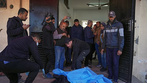 காஸா மருத்துவமனையில்
ஆயுதக் கும்பல் ஊடுருவல்:
பணிகளை நிறுத்திய மருத்துவா்கள்!