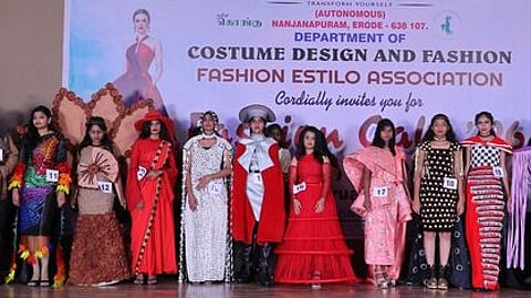 கொங்கு கலை, அறிவியல் கல்லூரியில் நடைபெற்ற ஆடை வடிவமைப்புப் போட்டியில் பங்கேற்ற மாணவா்கள்.