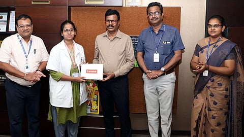மருத்துவக் கல்லூரி மாணவா்களுக்கு கைக்கணினி