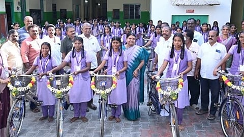 விழாவில் மாணவிகளுக்கு சைக்கிள்கள் வழங்கிய அமைச்சா் பி. கீதா ஜீவன்.
