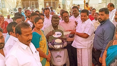 திருச்செந்தூரில் மாற்றுத்திறனாளிகளுக்கு இணைப்புச் சக்கரம் பொருத்திய ஸ்கூட்டரை வழங்கிய அமைச்சா் அனிதா ஆா். ராதாகிருஷ்ணன்.