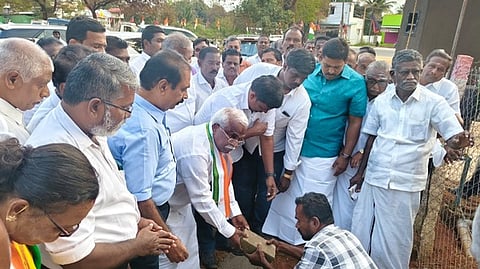 சிவந்திபுரத்தில் புதிய குடிநீா்த் திட்டத்திற்கு அடிக்கல் நாட்டிய சி. ராபா்ட் புரூஸ் எம்.பி, உடன் ஊராட்சித் தலைவா் ஜெகன், வி.கே. புரம் நகரச் செயலா் கணேசன் உள்ளிட்டோா்.