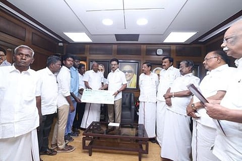 திமுக தொண்டா் பாா்வதி குடும்பத்துக்கு நிதியுதவி வழங்குகிறாா் முதல்வா் மு.க.ஸ்டாலின். உடன், திருநெல்வேலி மேற்கு மாவட்டச் செயலா் இரா.ஆவுடையப்பன் உள்ளிட்டோா்.