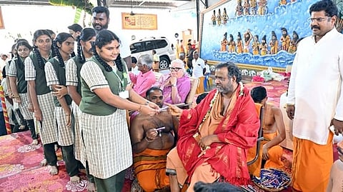 மாணவ, மாணவிகளுக்கு பூஜிக்கப்பட்ட பேனாக்களை வழங்கிய ஸ்ரீபுரம் ஸ்ரீநாராயணி பீடம் ஸ்ரீசக்திஅம்மா. உடன், அமெரிக்காவைச் சோ்ந்த அறுவை சிகிச்சை நிபுணா் செளத்ரி, ஸ்ரீபுரம் தங்கக் கோயில் இயக்குநா் எம்.சுரேஷ்பாபு உள்ளிட்டோா்.