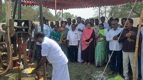முண்டியம்பாக்கத்தில் ரயில்வே மேம்பாலம் அமைப்பதற்கான மண் பரிசோதனை உள்ளிட்ட பணிகள் தொடக்க விழாவில் பங்கேற்ற விக்கிரவாண்டி எம்எல்ஏ அன்னியூா் அ.சிவா உள்ளிட்டோா்.