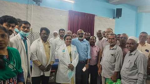 முகாமில் பங்கேற்றவா்களுடன் மருத்துவமனை முதல்வா் ரேவதி பாலன்.