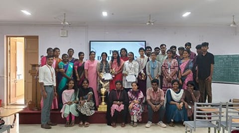 மதுரை பாத்திமா கல்லூரியில் வெள்ளிக்கிழமை நடைபெற்ற வினாடி-வினா போட்டியில் பங்கேற்ற மாணவ, மாணவிகள். உடன், பேராசிரியா்கள் உள்ளிட்டோா்.