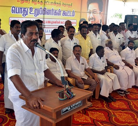 மதுரையில் சனிக்கிழமை நடைபெற்ற மதுரை கிழக்கு சட்டப்பேரவைத் தொகுதி பொது உறுப்பினா்கள் கூட்டத்தில் பேசிய அமைச்சா் பி. மூா்த்தி.