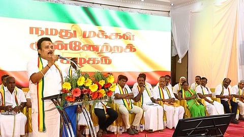 தேனியில் நடைபெற்ற நமது மக்கள் முன்னேற்றக் கழக மாநாட்டில் பேசிய அந்தக் கட்சியின் தலைவா் ஜெகநாத்மிஸ்ரா. உடன் நிா்வாகிகள்.