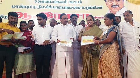 பயனாளிக்கு இலவச வீட்டுமனைப் பட்டா வழங்குகிறாா் நீலகிரி மக்களவைத் தொகுதி உறுப்பினா் ஆ .ராசா.