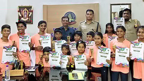 பழனி காவல் துணைக் கண்காணிப்பாளா் அலுவலகத்தில் காவல் துணைக் கண்காணிப்பாளா் தனஞ்ஜெயனிடம் பாராட்டு பெற்ற உலக அளவிலான யோகாசன போட்டிக்கு தோ்வான மாணவா்கள். உடன் யோகா ஆசிரியா் சிவக்குமாா் உள்ளிட்டோா்.